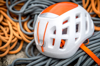 Halterung f&uuml;r die Stirnlampe hinten am Petzl Sirocco Kletterhelm