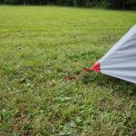 Die Heringe sollten vollst&auml;ndig im Boden versenkt sein. Falls n&ouml;tig nimm einen Hammer, Stein oder Ast zur Hilfe. Dr&uuml;cke den Hering niemals mit den Fu&szlig; in den Boden