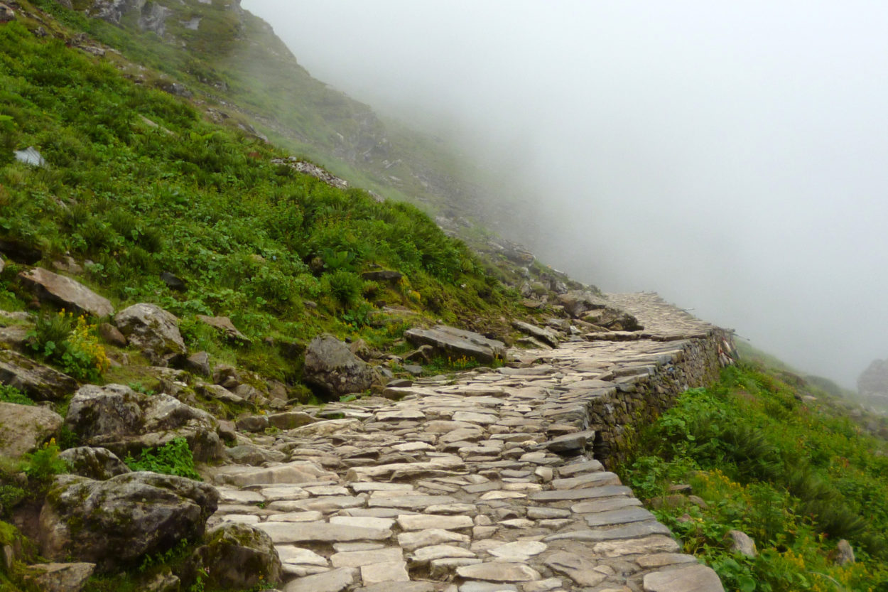 Nebelverhangener Steinweg den Berg hinauf durch das Valley of Flowers.