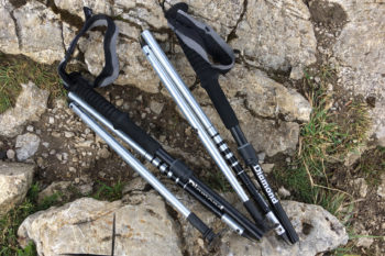 Der Black Diamond Distance Z Wander- und Trailrunningstock auf einem Felsen.