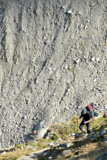 Aufstieg im bergsturzgefährdeten Bereich. Im Hintergrund eine der gewaltigen Seitenmoränen, die der sich zurückziehende Marzellferner hinterlasssen hat. | Foto: Arnold Zimprich