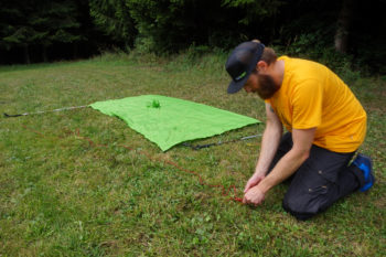 Abbildung 2: Spanne mit einem Hering die Firstschnur weit genug und etwas schräg zur späteren Stange ab. | Foto: Flo Glott