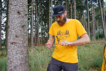 Abbildung 3: Lege das zweite Ende deiner Firstschnur um einen zweiten Baum und verknote das Ende an der auf Zug gehaltenen Schnur mit einem Spannknoten. | Flo Glott