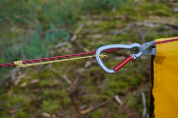Abbildung 7: Hänge in die Prusikschlinge die Schlaufen des Tarps mit einem Karabiner ein und verschiebe die Prusikschlingen, um es zu spannen. | Foto: Flo Glott