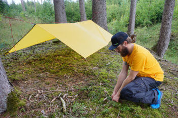 Abbildung 8: Spanne dein Tarp mit zusätzlichen, ca. 1 m langen Reepschnüren als Verlängerung ab, um mehr Platz zu schaffen. | Foto: Flo Glott