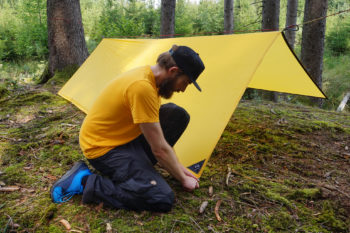 Abbildung 9: Frischt der Wind auf, kannst du das Tarp auch direkt am Boden abspannen. | Foto: Flo Glott