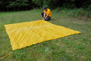 Abbildung 2: Spanne die kurze, dem Wind zugewandte Seite mit Heringen ab. | Foto: Flo Glott