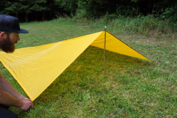 Abbildung 5: Spanne anschließend die vierte Ecke mit einem Hering straff ab. | Foto: Flo Glott