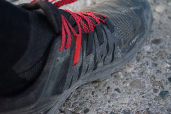 Robustes Schnürsystem: In Sachen Halt bietet der Schuh auch in alpinem Gelände ein Maximum an Sicherheit. | Foto: Arnold Zimprich