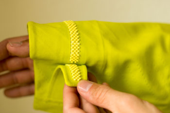 Mammut setzt bei der Alvier HS Flex Jacke auf ein neuartiges Verschlussystem mit kleinen Plastik-Knubbeln. | Foto: Basti Fiedler