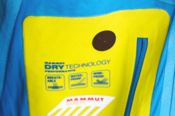 Mammut setzt bei der exklusiven Alyeska HS Flex Freeride-Kombi auf eine selbst entwickelte Membran. | Foto: Basti Fiedler