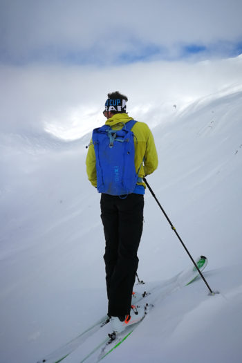 Ein Skifahrer beim Pausieren.