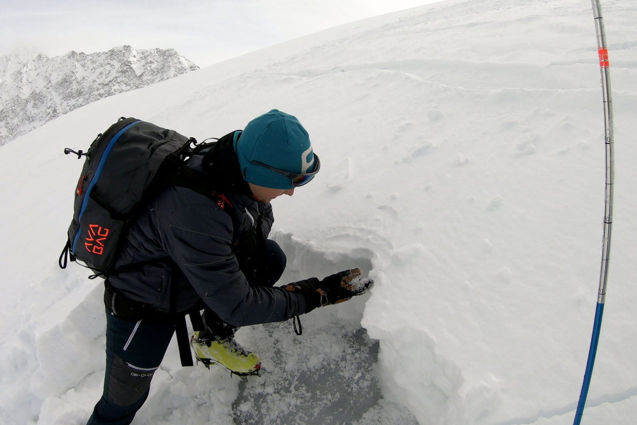 Eine Person bei der Lawinensuche.