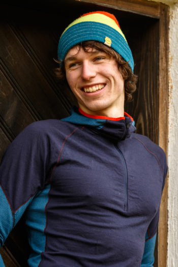 Eine Person lacht ins Bild.