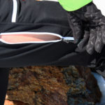 Eine Hose mit Reissverschluss am Oberschenkel zur Belüftung.