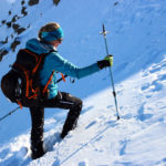 Eine Person stapft durch den Tiefschnee.