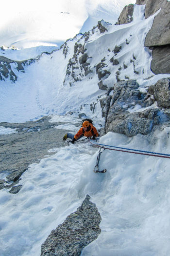 Eine Person beim Eisklettern.