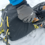 Ein Rucksack im Schnee