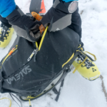 Ein Rucksack im Schnee