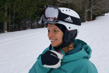 Eine Person mit Skihelm