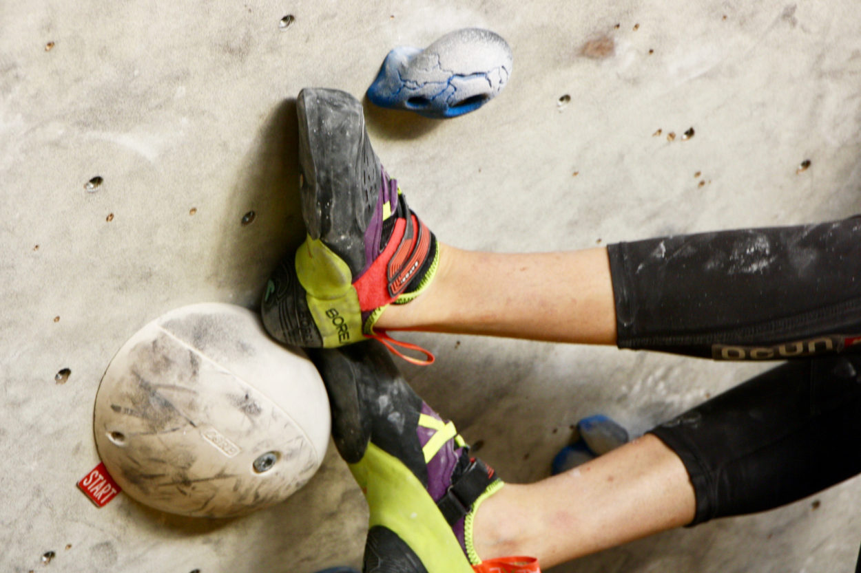 Die Füße eines Kletterers.