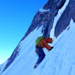 Eine Person klettert.