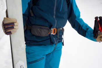 Ein Skifahrer mit ABS Rucksack.