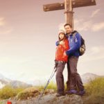 Ein Wanderer-Paar am Gipfelkreuz