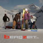 Skitourengeher beim Abfellen im Schnee - Katalog-Cover mit Bergzeit Logo