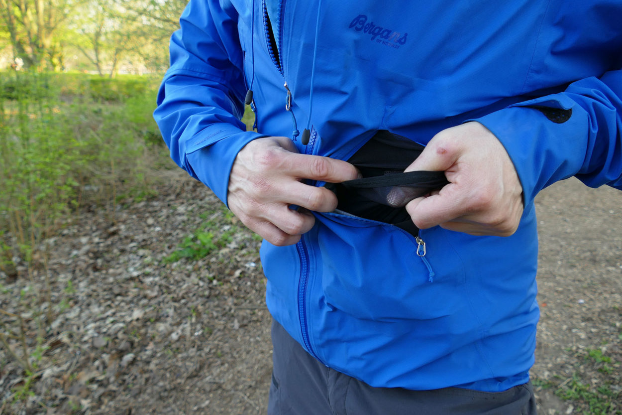 Tester zeigt Mesh-Innentasche der Jacke