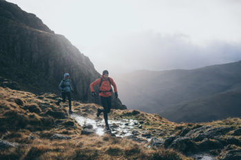 Der ROCLITE 275 mit Graphene Grip ist vielseitig wie ein Schweizer Messer am Trail und ist f&uuml;r jedes Abenteuer, &uuml;ber jedes Terrain bereit | Foto: inov-8