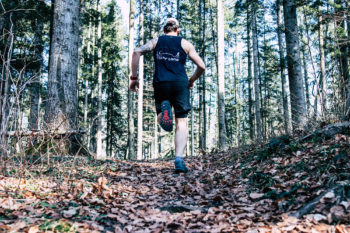 Läufer mit Altra Lone Peak 4.0 Schuhen