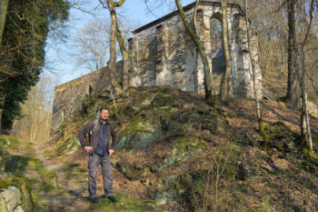 Bergzeit Autor Karl-Georg M&uuml;ller auf Wanderweg im Mittelgebirge