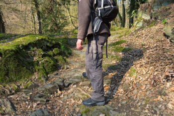 Karl-Georg M&uuml;ller auf steinigem Wanderweg beim Testen