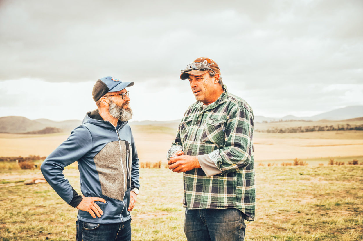 Zwei M&auml;nner auf einem Feld im Gespr&auml;ch