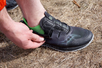 Mann öffnet Trailrunningschuh mit Boa-System