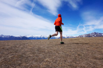 Trailrunner auf Bergwiese
