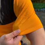 Mountainbiker greift den Stoff seines Trikots am &Auml;rmel