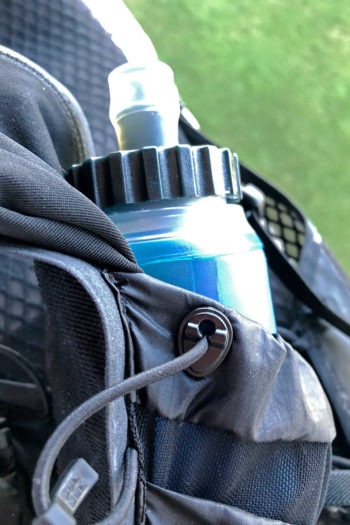 Detailansicht des Flaschenhalters am Black Diamond Distance 15 Laufrucksack.