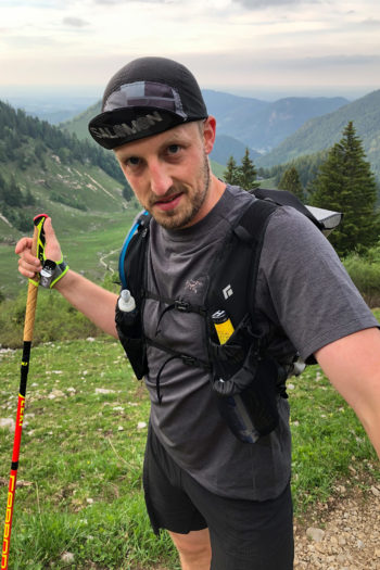 Ein Läufer mit dem Black Diamond Distance Rucksack am Körper, Ansicht der Schulterträger.