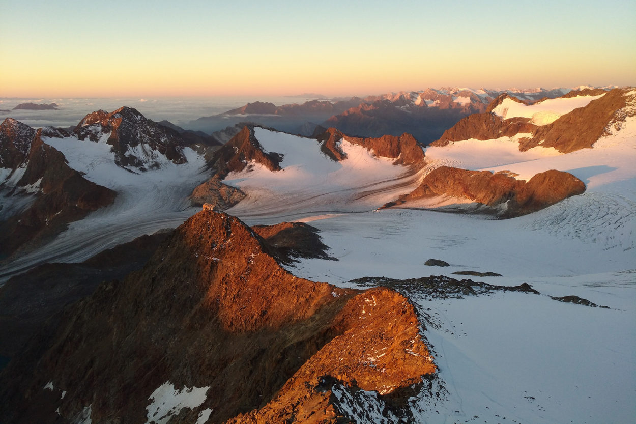 Blick vom Wilden Freiger auf die Berglandschaft in rotem Licht.