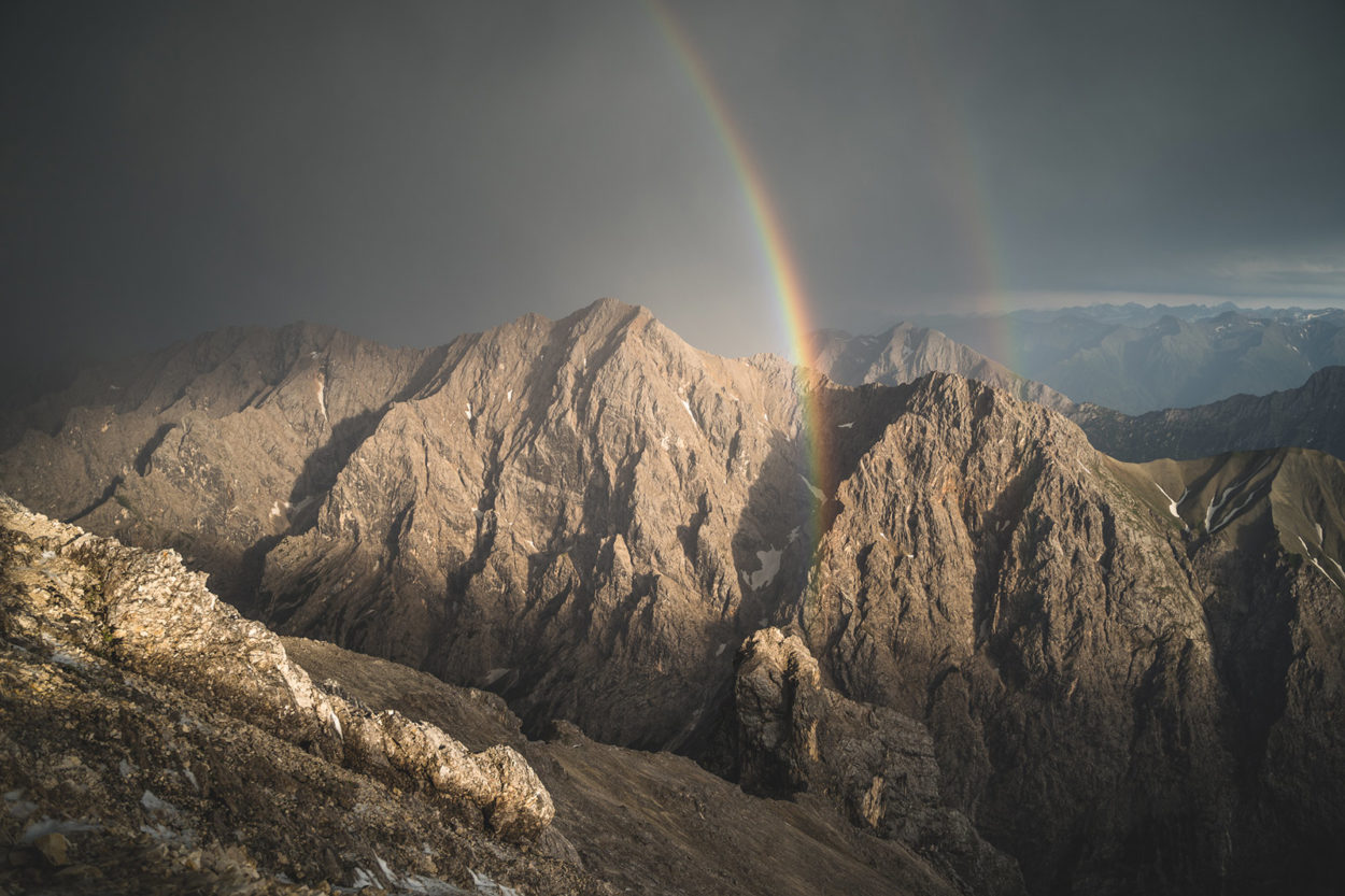 Regenbogen &uuml;ber Felsmassiv