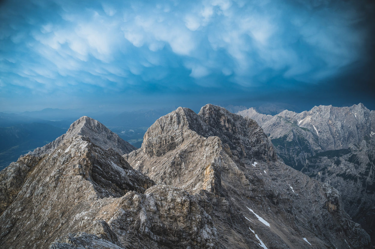 Felsmassiv mit beutelf&ouml;rmigen Mammatus-Wolken