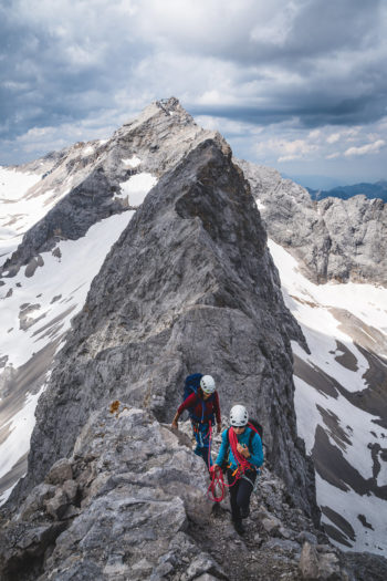 Bergsteiger auf schmalem Felsgrat