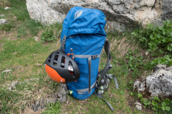 Kletterhelm außen am Rucksack befestigt