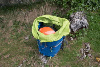 Kletterhelm im Rucksack verstaut