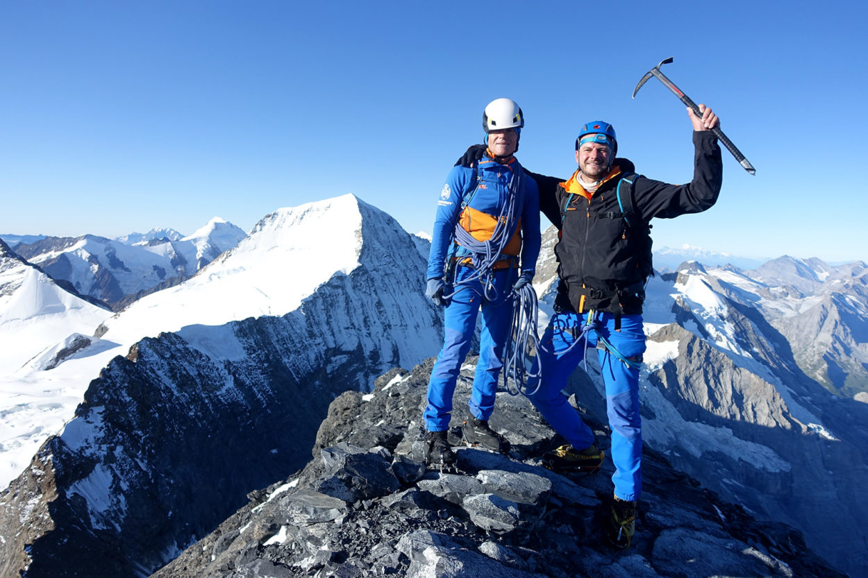 Zwei zufriedene Bergsteiger auf dem Gipfel des Eiger.