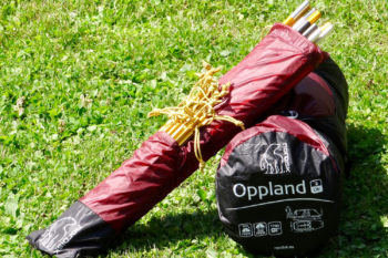 Das Zelt im Packsack und die Aufbewahrungstasche für das Gestänge mit den Heringen im Außenfach.