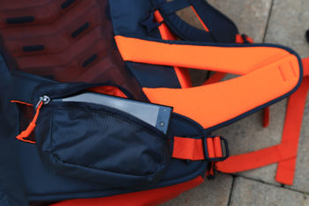 Nahaufnahme der Hüftgurttasche mit herausschauendem Smartphone.