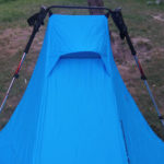 Das Zelt von der R&uuml;ckseite, aufgebaut mit Trekkingst&ouml;cken.